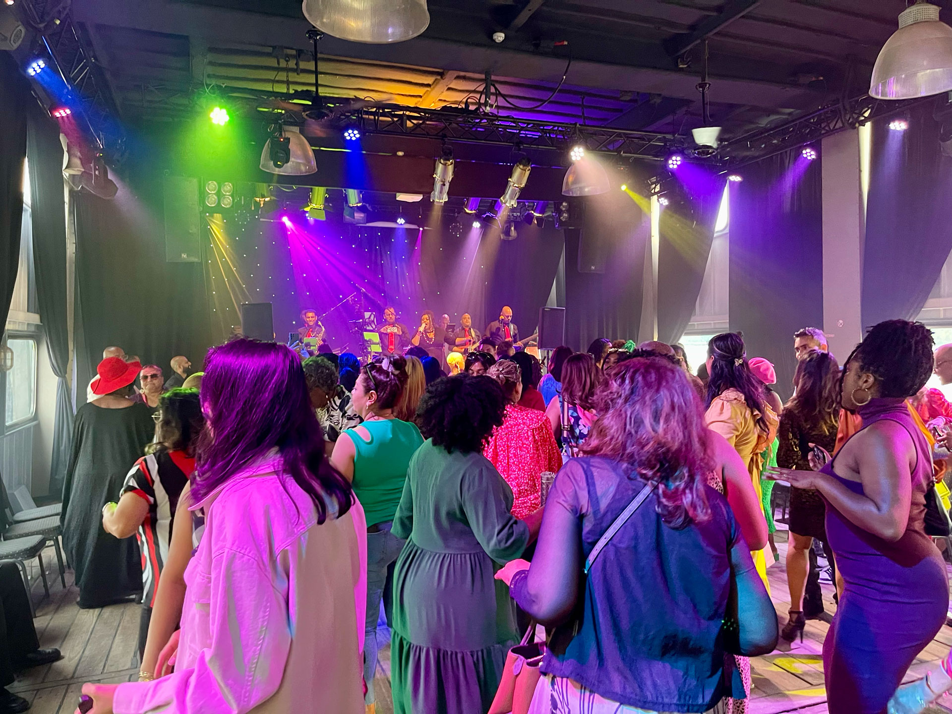 KrabuCruise live music and dancing on board